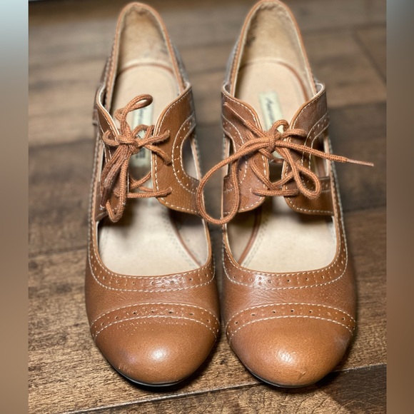 Super sweet lace up brown heels - Picture 2 of 2